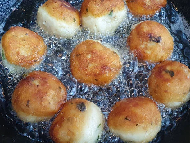La receta de buñuelos de bacalao caseros que te hará recordar a tu abuela 2 Moncloa El secreto para una masa ligera y esponjosa