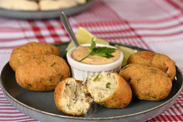 La receta de buñuelos de bacalao caseros que te hará recordar a tu abuela 1 Moncloa Ingredientes para unos buñuelos de bacalao perfectos