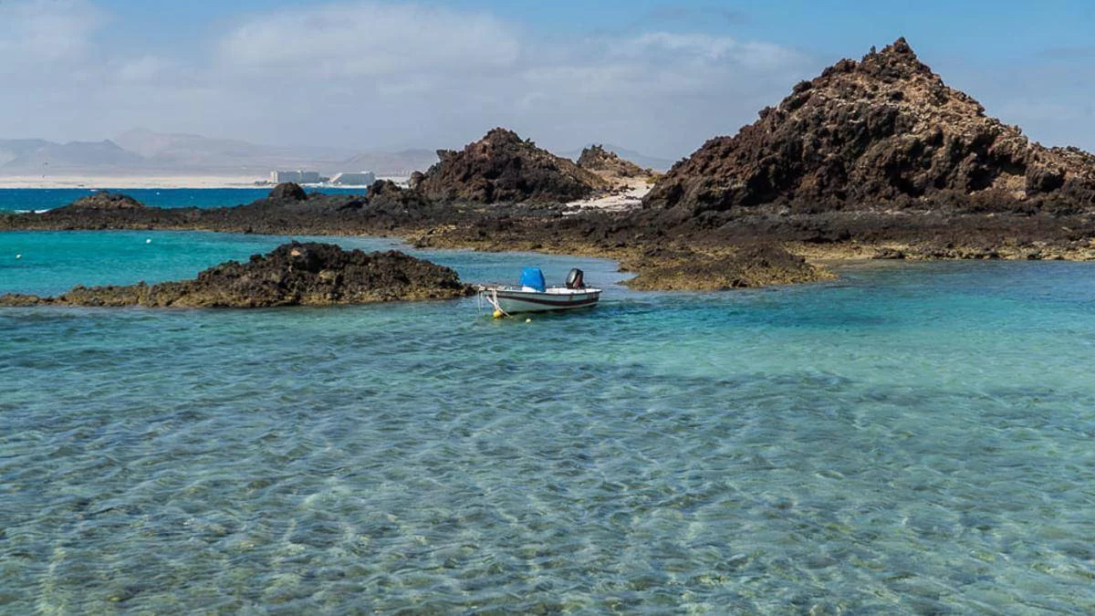 La isla solitaria de Canarias que nadie conoce: un único habitante y una playa de ensueño que descubrir
