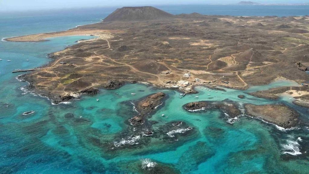 La isla solitaria de Canarias que nadie conoce: un único habitante y una playa de ensueño que descubrir 1 Moncloa Fuerteventura, un destino cercano a esta curiosa isla de Canarias