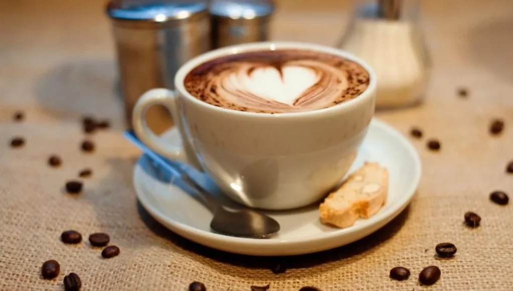 Olvídate del cortado: este es el café que prefieren los españoles y media Europa 1 Moncloa ¿Por qué este café ha ganado tanta popularidad?
