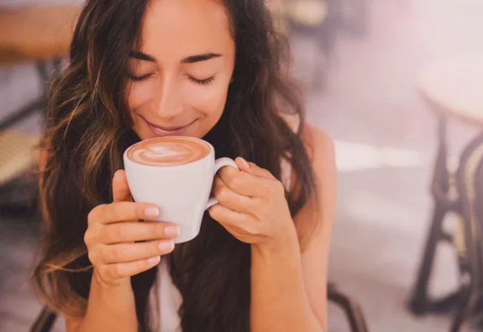Haz café como un barista: personaliza tus cápsulas y controla todo desde el móvil con esta cafetera