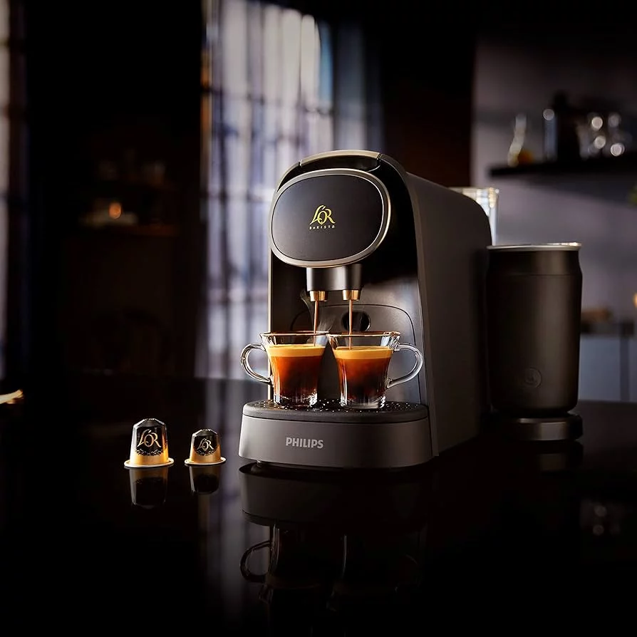 La cafetera top ventas de Philips se desploma un 46%: 19 bares de presión y 2 cafés por cápsula 2 Moncloa Un diseño minimalista