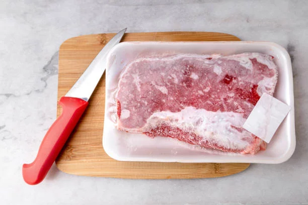 Los riesgos de cocinar carne congelada en la sartén