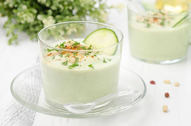 Tu crema fría de albahaca y piñones lista en 5 minutos con la Thermomix 1 Moncloa Ingredientes de la crema fría que aportan frescura y sabor