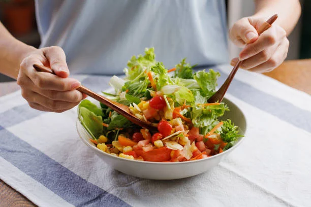 Tres ensaladas rápidas para una cena ligera y lista en solo 5 minutos
