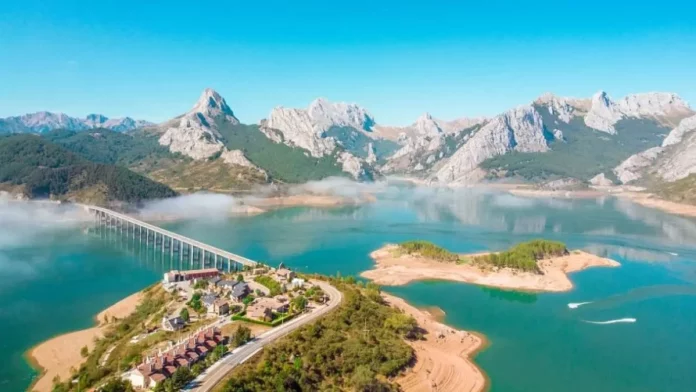 Olvídate de Noruega e Italia: los fiordos más hermosos de Europa están en este pueblo español