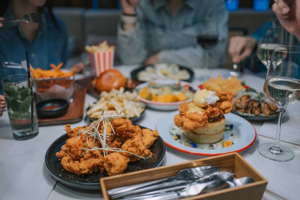 Si pides esto en un restaurante, la OMS ya confirmó que no llegas a los 65 años