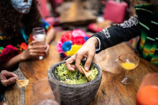 El truco fácil para hacer el mejor guacamole casero con auténtico sabor mexicano 4 Moncloa Hierbas frescas: un toque aromático especial