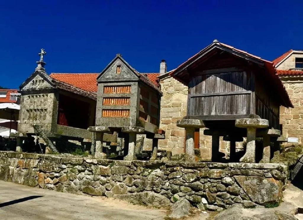 Historias de terror y un pueblo embrujado: el destino ideal de otoño a una hora de Galicia 1 Moncloa Más allá del terror: los atractivos de la villa más misteriosa de Galicia