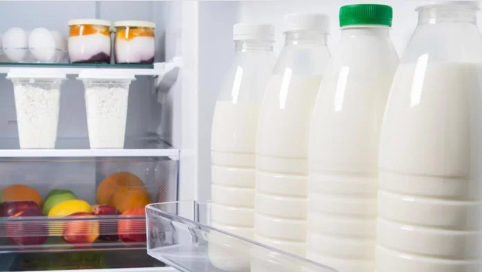 La leche en la puerta de la nevera y otros errores al almacenar alimentos que debes evitar por tu salud