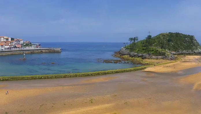 El pueblo secreto del País Vasco con una isla privada y una forma exclusiva de llegar a ella