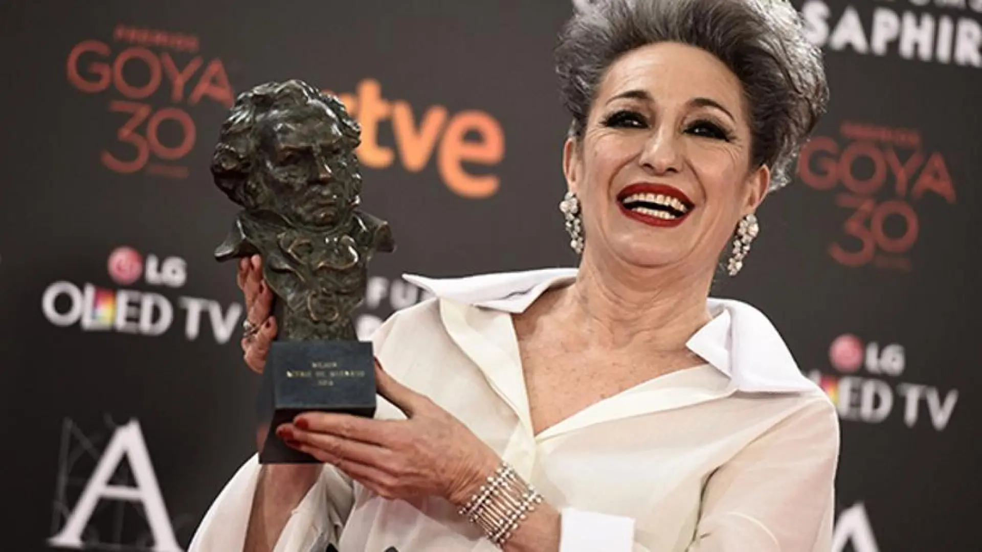 La serie española de 6 episodios que arrasa en Prime Video en 2024 6 Moncloa Una chica Almodóvar forma parte del elenco de la comedia