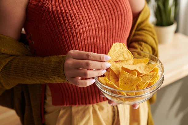 La OCU revela el mejor snack para disfrutar: ¿Patatas fritas, chips o nachos? 2 Moncloa Un mar de opciones: ¿Qué dice la OCU?