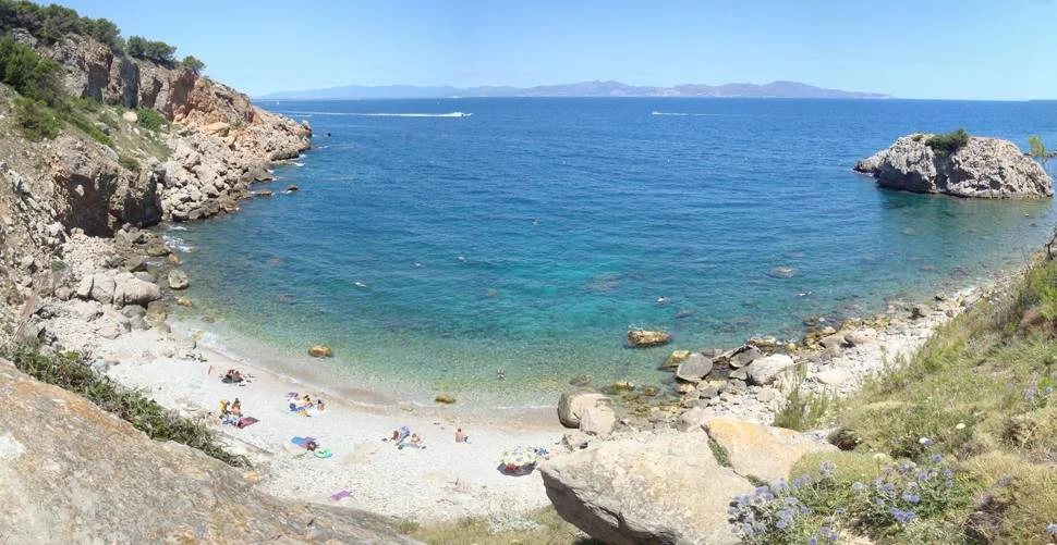 El rincón secreto de Cataluña que compite con el Caribe y está a un paso de Barcelona 1 Moncloa Un verdadero paraíso en Cataluña: la mejor cala para disfrutar en octubre