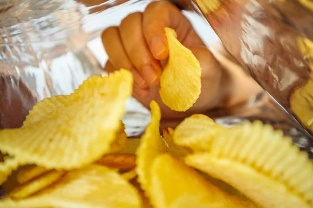 La OCU alerta: esto es lo que nos espera con las patatas fritas sabor jamón 1 Moncloa La OCU insta a revisar los aromas de humo en las etiquetas
