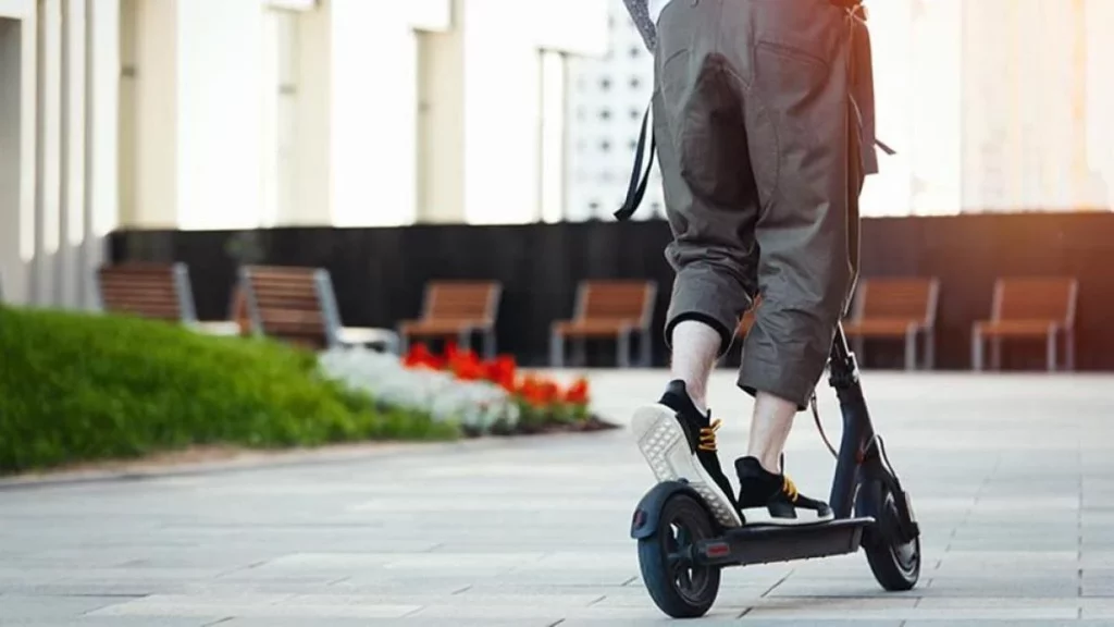 La DGT lanza un aviso clave para los usuarios de patinetes eléctricos en España 1 Moncloa La DGT presenta el seguro obligatorio