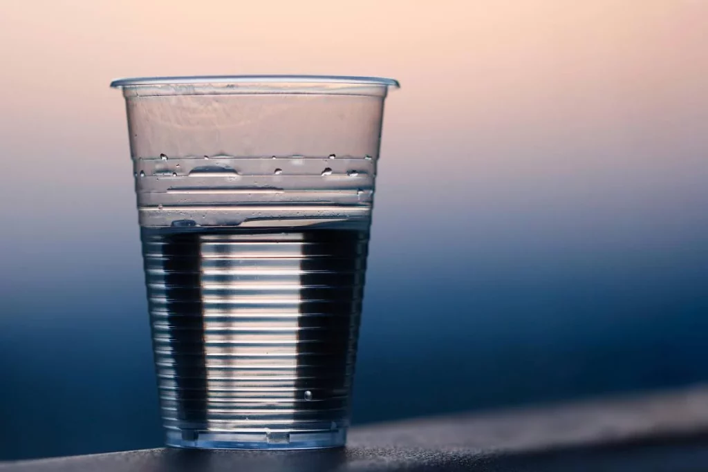 Los 2 tipos de vasos que te están envenenando sin darte cuenta 2 Moncloa Las consecuencias de los plásticos en los vasos y otros utensilios
