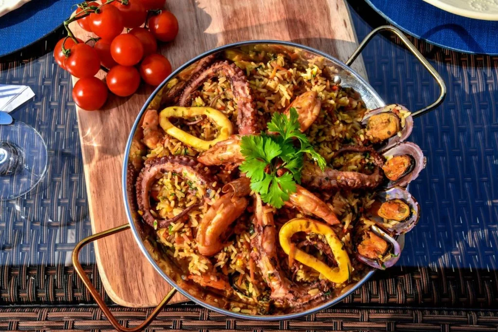 La tortilla de patatas pierde el primer puesto: el CIS revela el nuevo plato favorito de los españoles 1 Moncloa La tortilla de patatas pierde: por qué la paella ocupa el primer lugar
