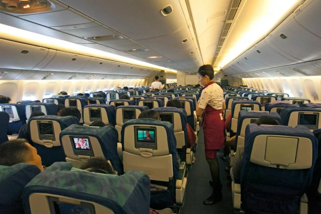 Exazafata revela las 5 claves que sigue al volar como pasajera y que deberías copiar 1 Moncloa La experiencia de una exazafata: los tips a seguir según la experta
