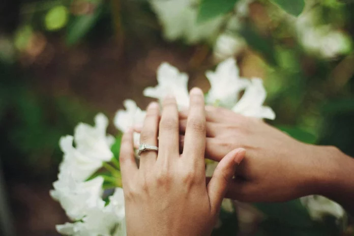 18 parejas, un cura y más de 400 invitados: la primera boda masiva de España que causa furor