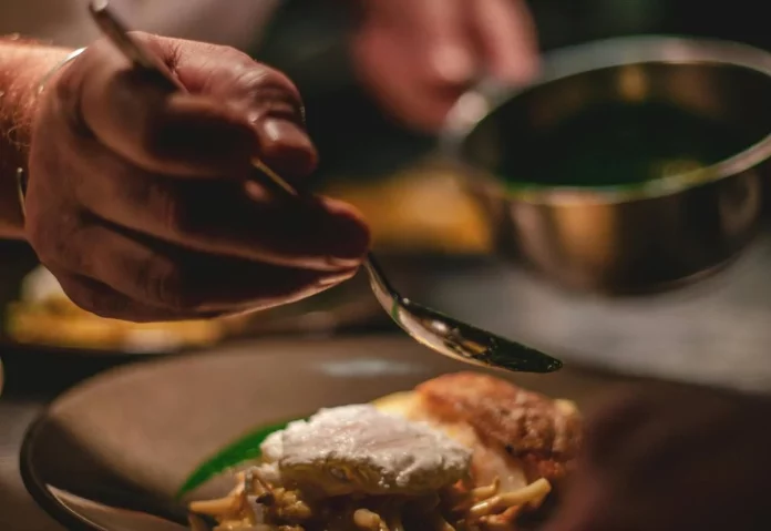 Cocinero desvela cómo los bares logran que su comida tenga más sabor y se vuelve viral