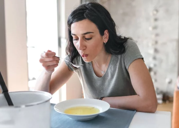 Prepara en casa este caldo vitamínico y llena tu piel de colágeno de manera natural