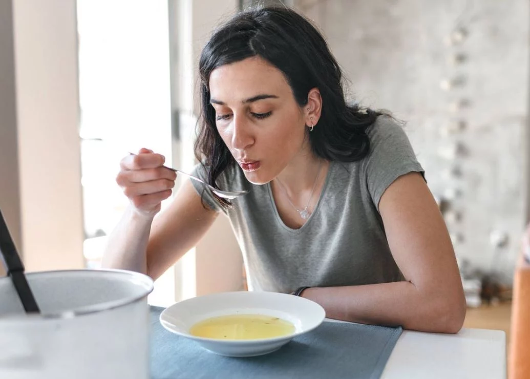 Prepara en casa este caldo vitamínico y llena tu piel de colágeno de manera natural