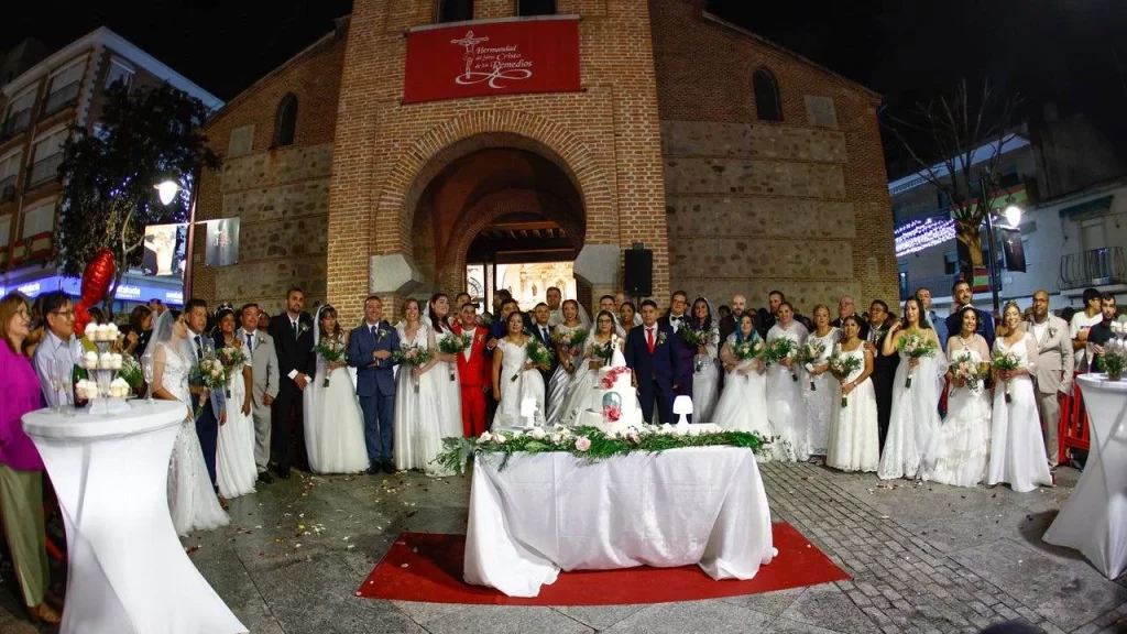 18 parejas, un cura y más de 400 invitados: la primera boda masiva de España que causa furor 1 Moncloa Los precios de la boda: las parejas tuvieron su ceremonia feliz (y barata)
