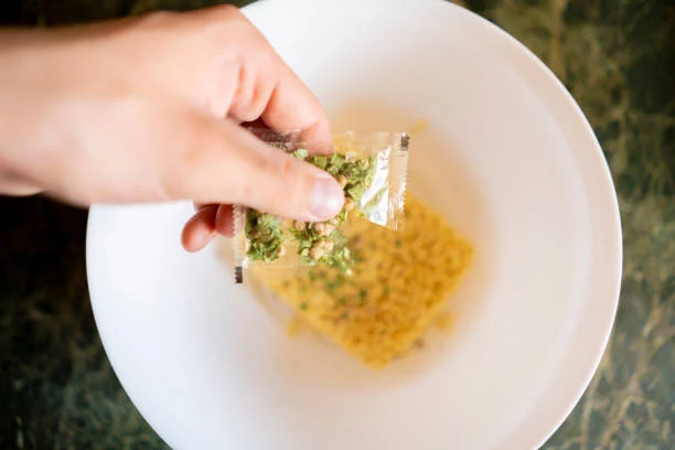Ni pizza ni salchichas, este es el alimento procesado que un nutricionista nunca comería 1 Moncloa Sopas instantáneas: El peligro oculto de este alimento procesado