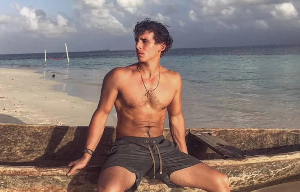 La rutina HIIT de Miguel Herrán para esculpir tu cuerpo sin pesas desde casa