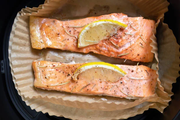 El secreto para hacer salmón con miel y mostaza en tiempo récord con la freidora de aire 2 Moncloa Ingredientes simples, resultados impresionantes