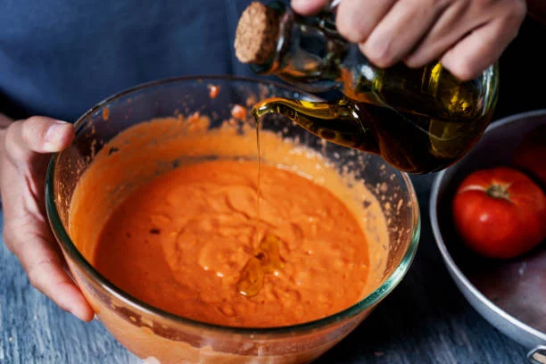 Cómo preparar un salmorejo sin pan y sin gluten, perfecto para cuidar tu peso 4 Moncloa Emulsionar para lograr la textura perfecta