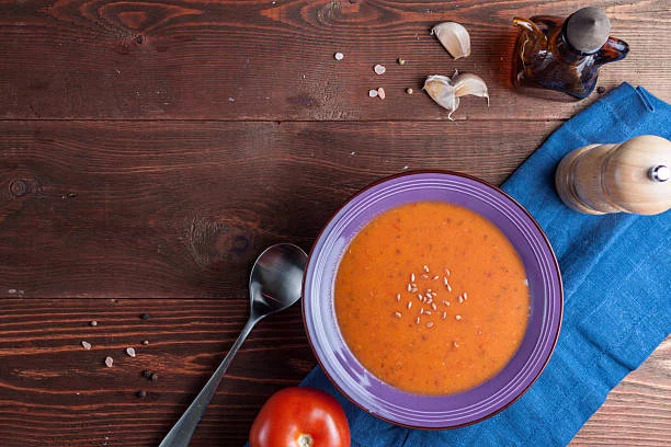 Cómo preparar un salmorejo sin pan y sin gluten, perfecto para cuidar tu peso 7 Moncloa Cómo servir el salmorejo sin pan