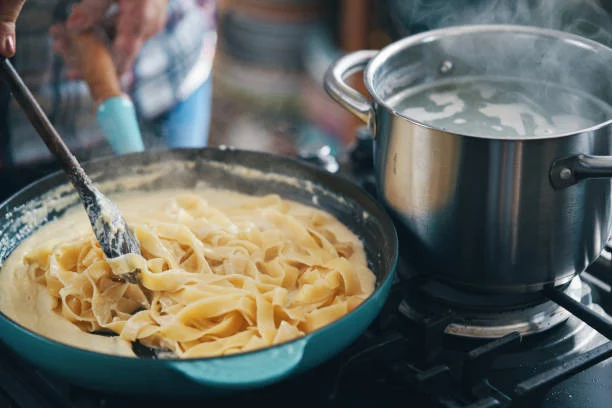 Sin nata ni leche: la receta italiana para hacer la verdadera salsa Alfredo 2 Moncloa La diferencia entre la receta original y la versión moderna