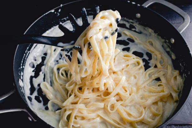 Sin nata ni leche: la receta italiana para hacer la verdadera salsa Alfredo 1 Moncloa Ingredientes y preparación de la salsa Alfredo auténtica