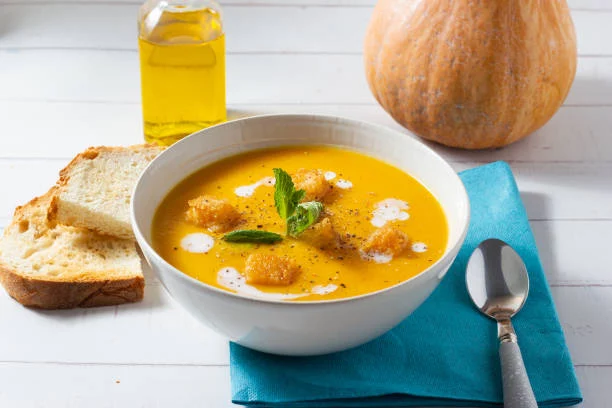 La sopa de calabaza, zanahoria y panceta que te hará amar el otoño