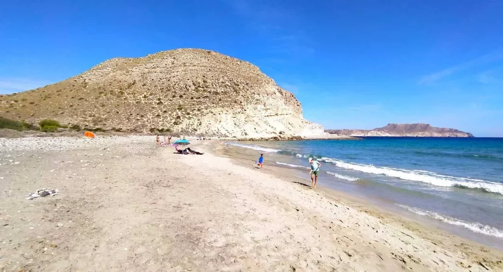 El Mykonos español está en Andalucía: el pueblo perfecto para cerrar el verano 2 Moncloa Desde Mykonos a cala de Enmedio, todos los paisajes de Parque Natural del Cabo de Gata-Níjar