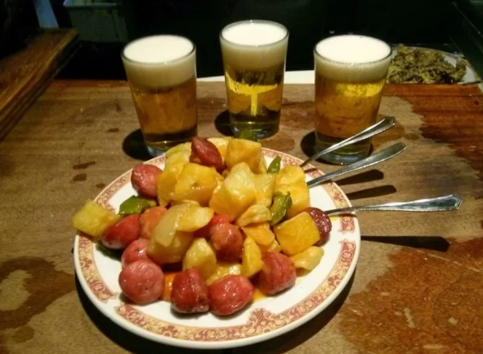 El bar madrileño donde las cañas cuestan menos de 3 euros y las tapas son gigantes