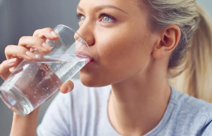Tener mucha sed podría ser una alerta de esta enfermedad crónica