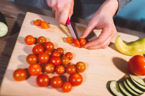 El truco viral que facilita cortar tomates cherry en un instante 1 Moncloa El truco viral para cortar muchos tomates cherry a la vez
