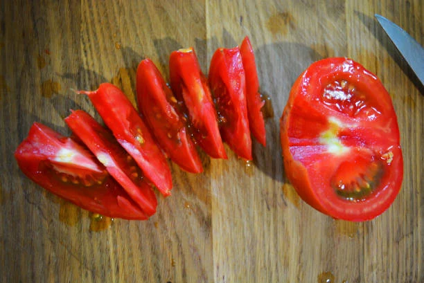 El único ingrediente que cambiará tu ensalada de tomate para siempre 2 Moncloa Cómo preparar la ensalada de tomate perfecta