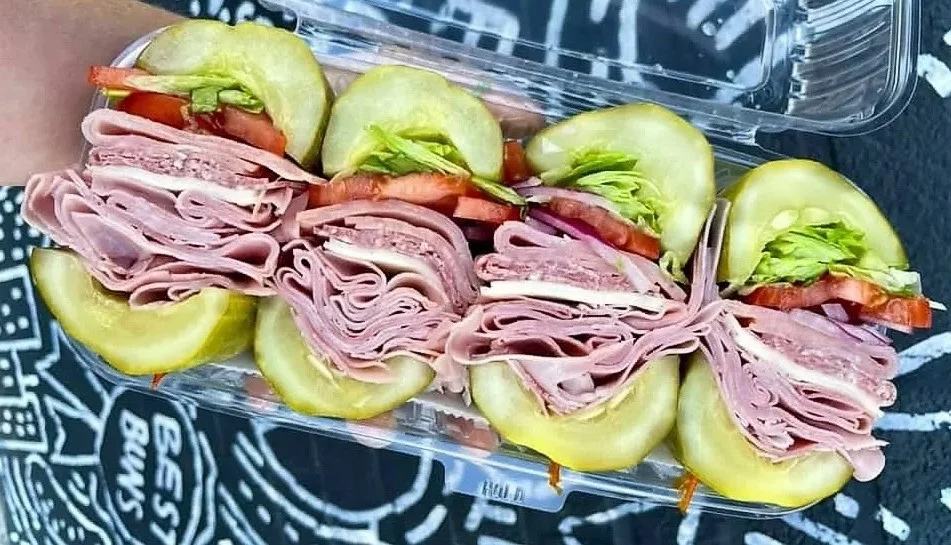 La última locura de TikTok: el sándwich de pepinillo que todo el mundo quiere probar 1 Moncloa El sándwich de pepinillo: De la rareza a la viralidad