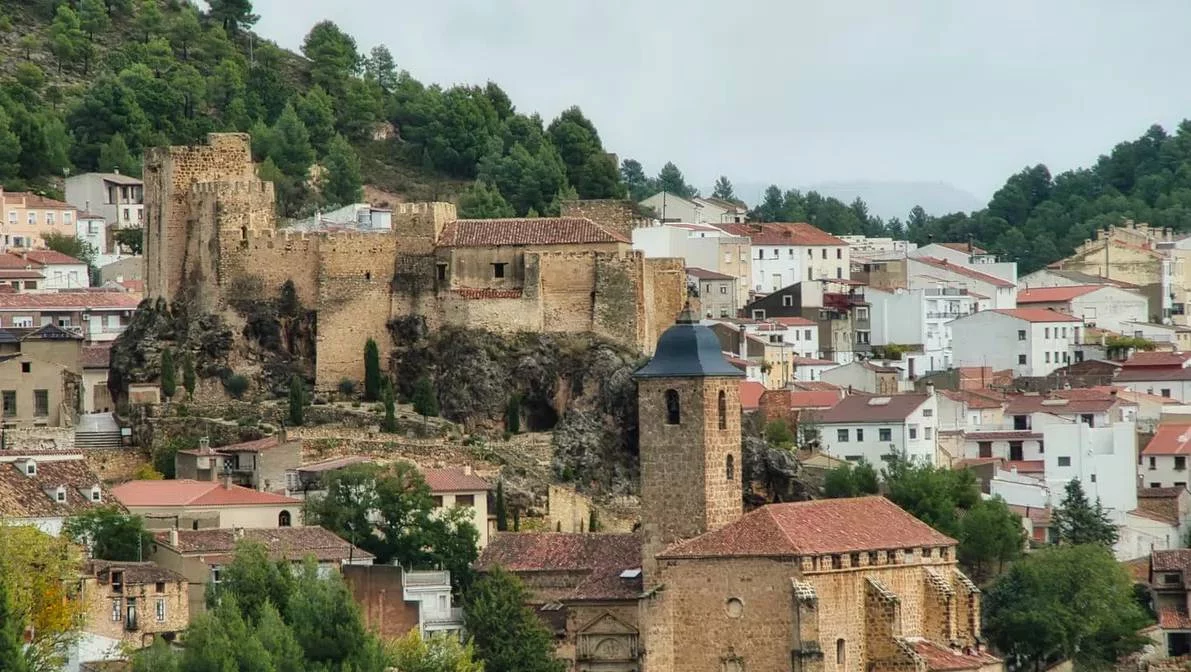 El destino ideal para este otoño: un pueblo en España con cuatro ríos y un balneario romano