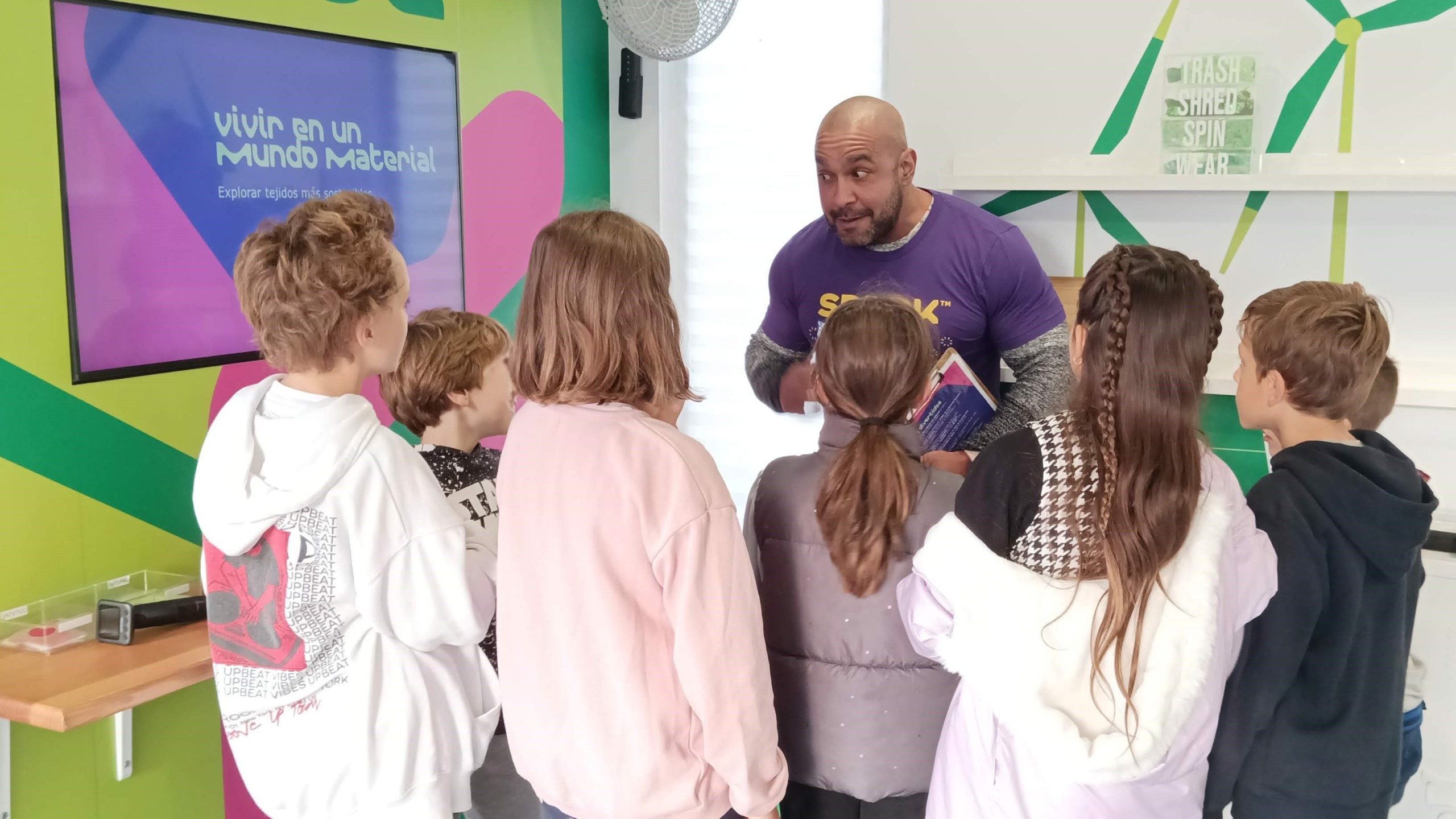 1600 estudiantes madrileos aprenden sobre sostenibilidad en el Curiosity Cube de Merck 1 scaled Moncloa