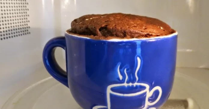 Bizcocho rápido en microondas, antiinflamatorio perfecto para un desayuno nutritivo