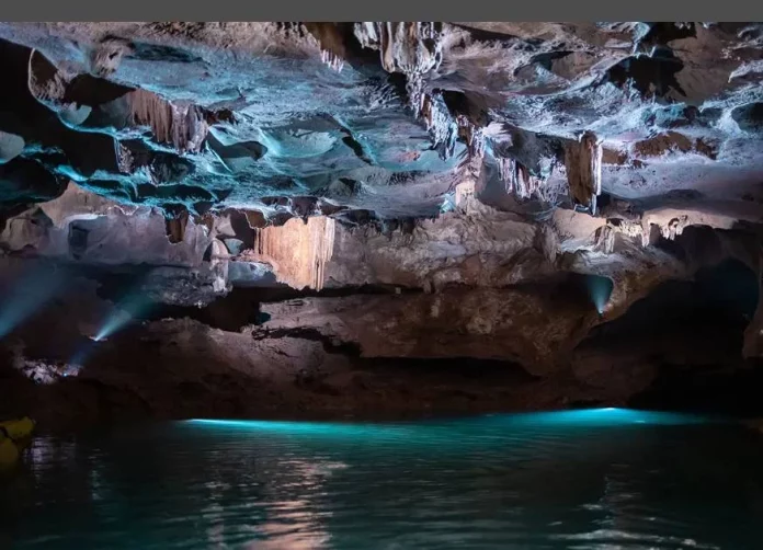 El recorrido subterráneo más mágico del otoño: aguas cristalinas y una galería seca te esperan