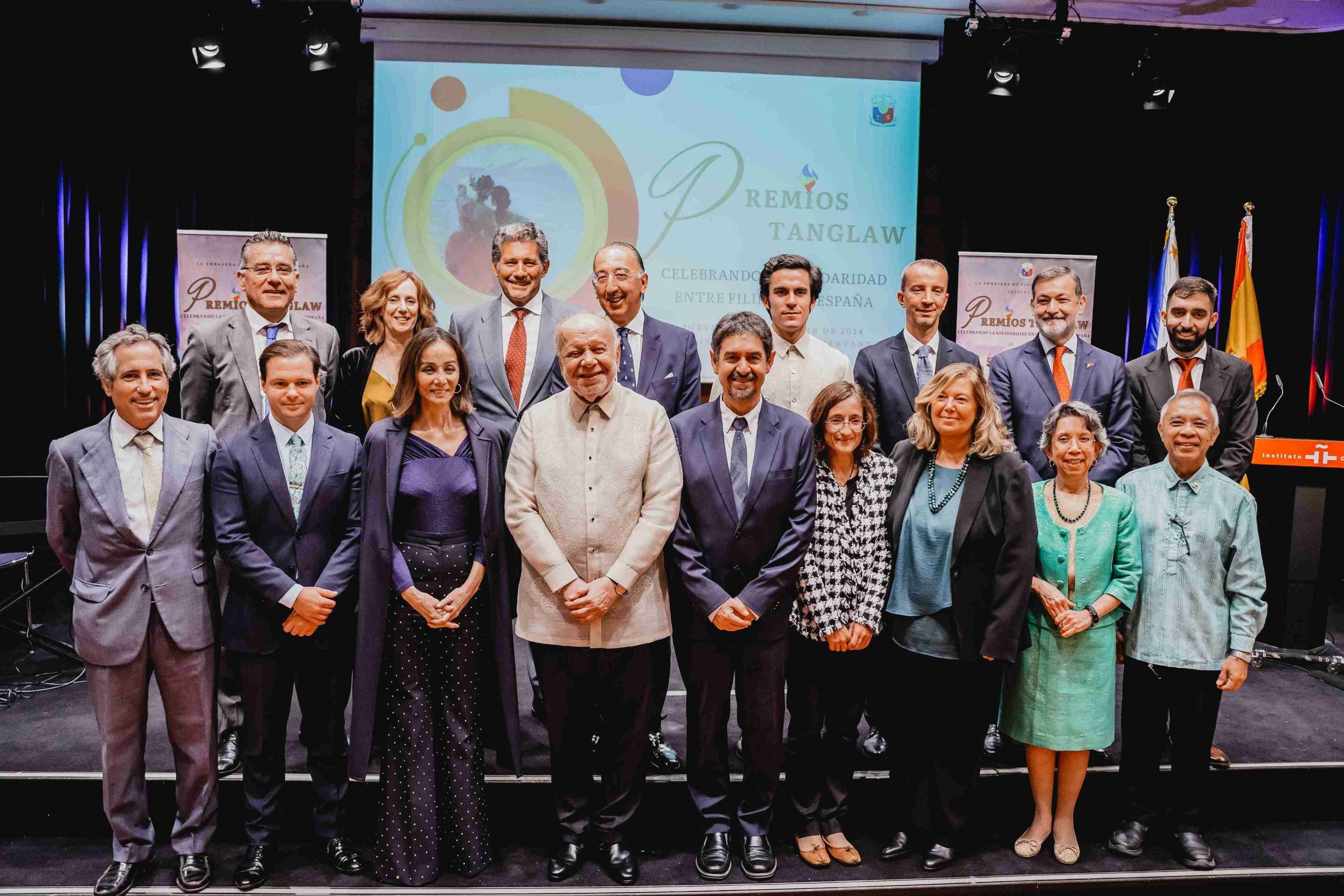 Embajador de Filipinas Philippe J. Lhuillier con todos los galardonados en los Premios Tanglaw baja 1 1 scaled Moncloa