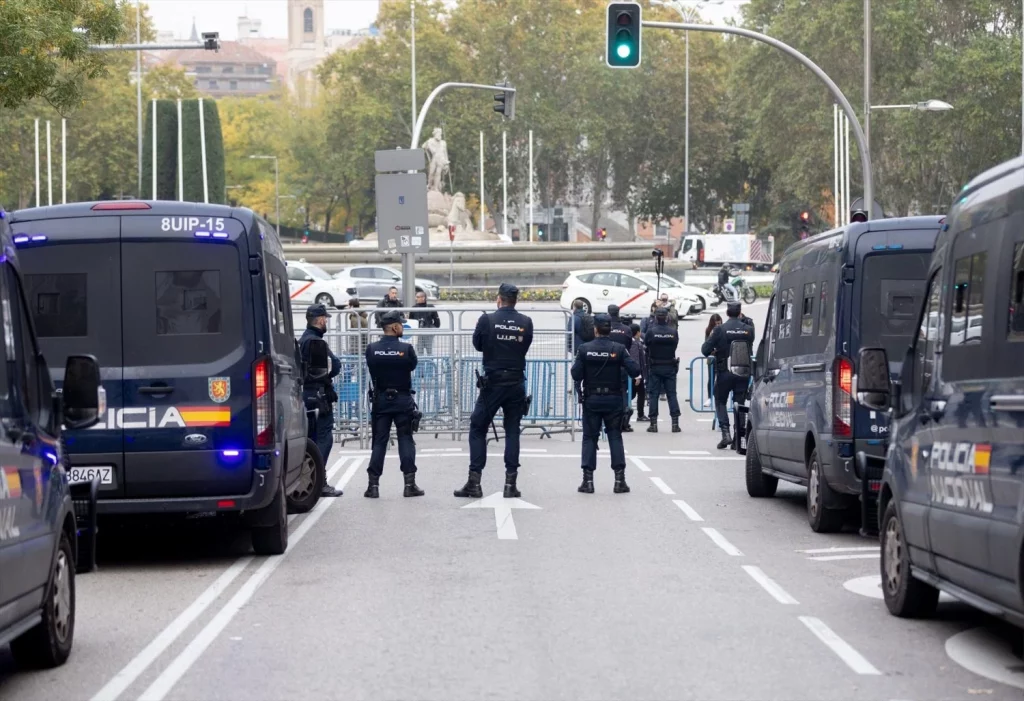 EuropaPress 5577058 vehiculos agentes policia nacional accesos congreso diputados plaza canovas Moncloa
