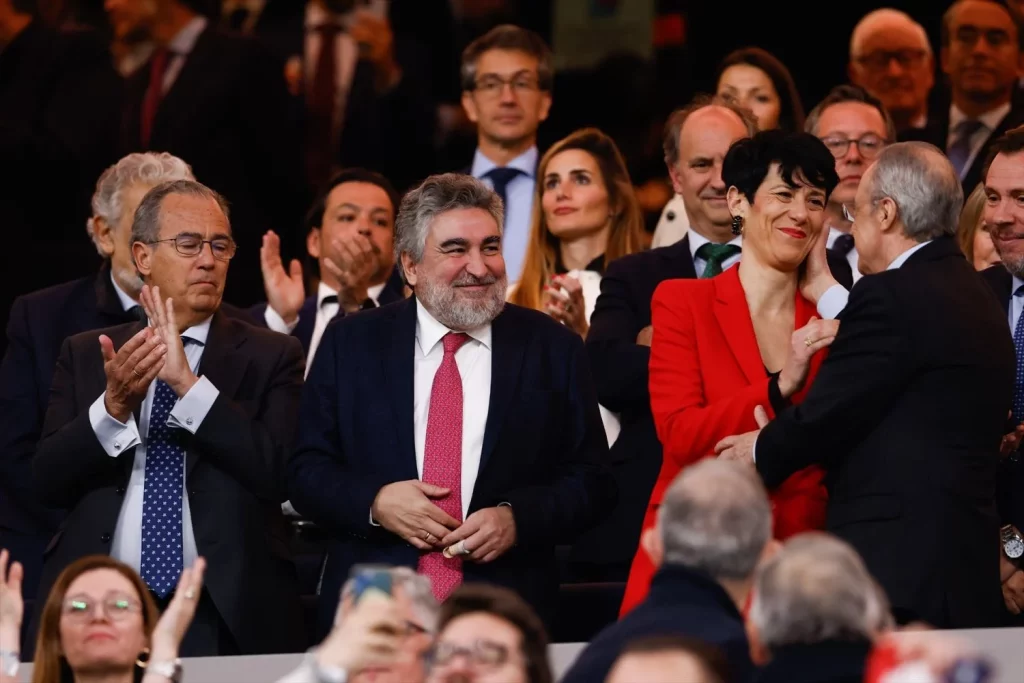 Florentino Pérez busca aliados para silenciar las denuncias por delito medioambiental 3 Moncloa EuropaPress 5738686 jose manuel rodriguez uribes and elma saiz delgado saludates to florentino Moncloa